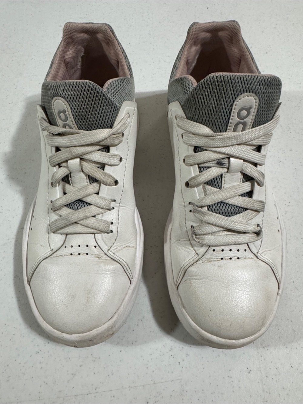 On Running The Roger White and Gray Leather Sneakers Women’s 5.5